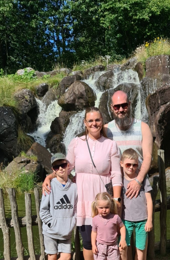 Her er jeg med min lille familie, min mand Martin, og vores børn Anton, Albert og Amina.