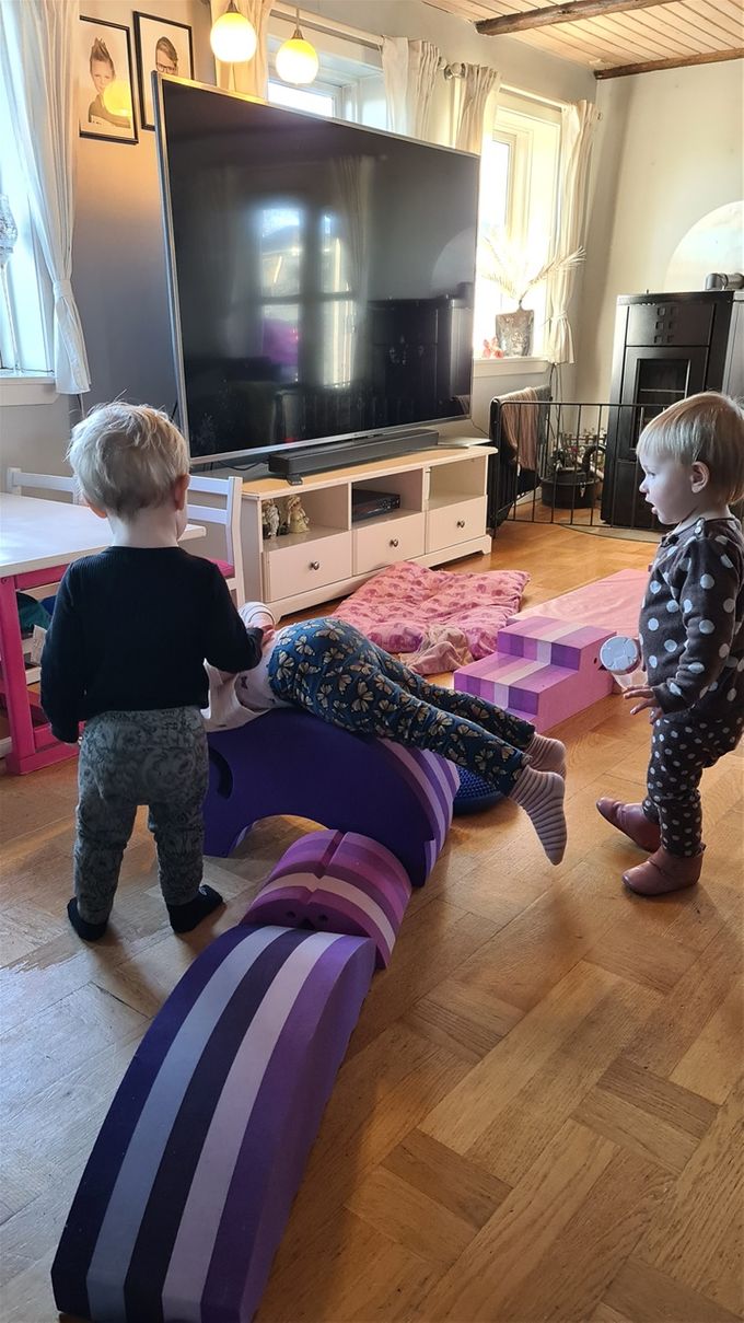 Vi har lavet motorik bane i hele stuen🤩