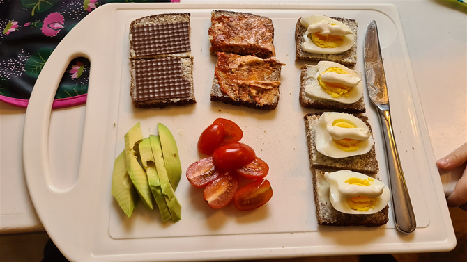 Rugbrøds madder til 2 børn, de bliver oftes smurt inde ved bordet og børnene får oftes lov til selv at vælge fra 